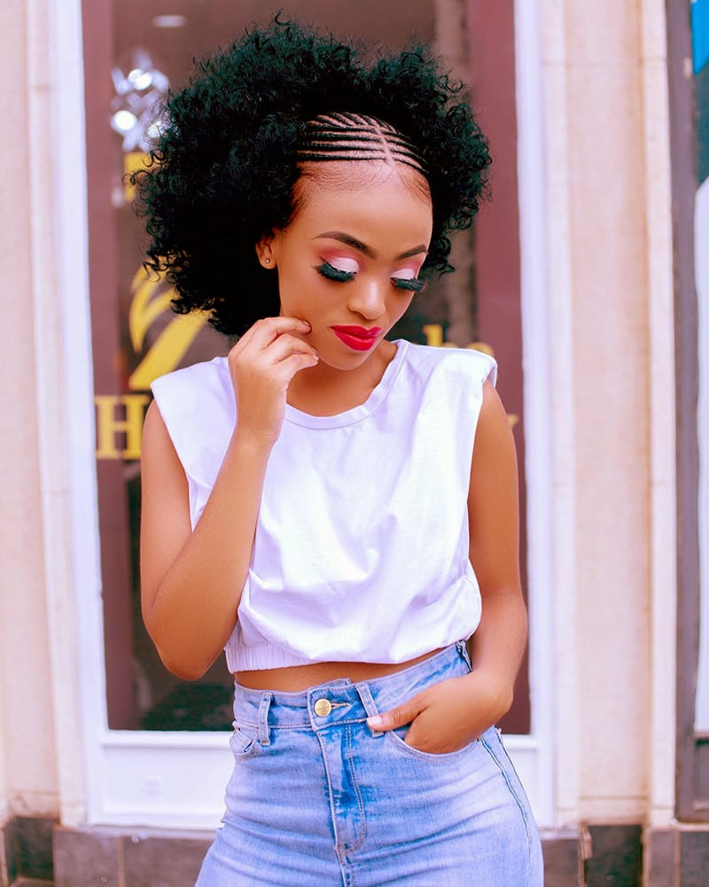 Woman wearing Fulani Braids in he front and Afro in the backward. 